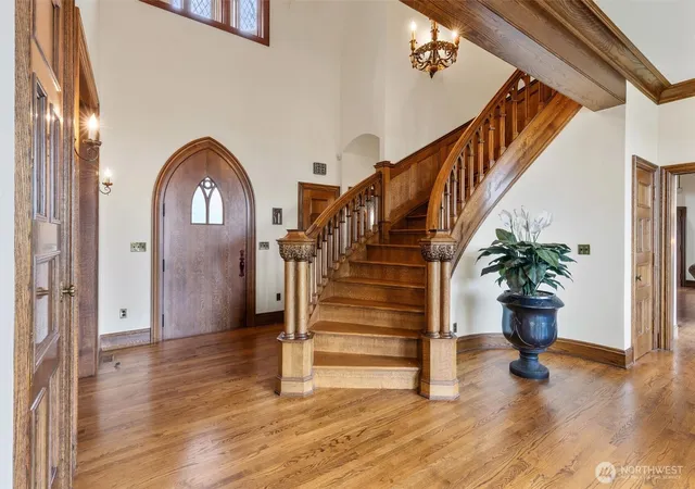 Photo 4 of Single family home for sale at 4725 W Mercer Way, Mercer Island, WA 98040 | MLS# NWM2562497 | Listing updated on 2026-10-01