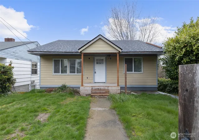 Photo 1 of Single family home for sale at 5752 Northeast 62nd St, Seattle, WA 98115 | MLS# NWM2562519 | Listing updated on 2026-09-23