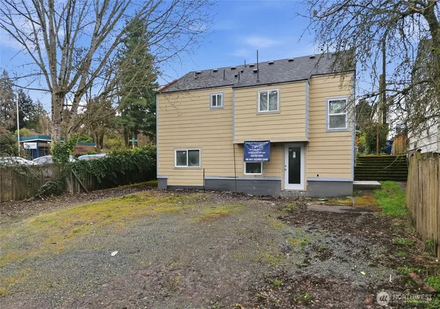 Photo 3 of Single family home for sale at 5752 Northeast 62nd St, Seattle, WA 98115 | MLS# NWM2562519 | Listing updated on 2026-09-23