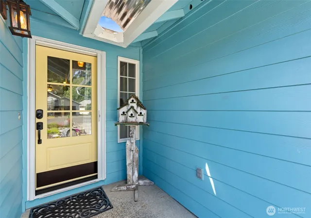 Photo 3 of Single family home for sale at 1520 Mapleridge Dr Ne, Olympia, WA 98506 | MLS# NWM2562549 | Listing updated on 2026-09-17
