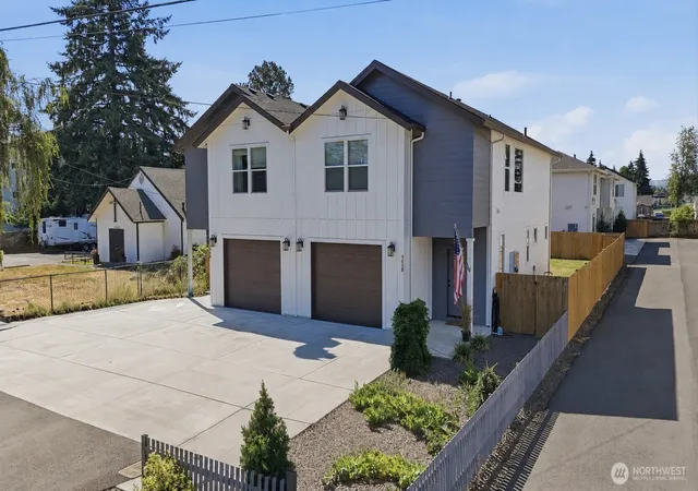 Photo 4 of House for sale at 950 Walnut St, Kelso, WA 98626 | MLS# NWM2562636 | Listing updated on 2026-09-23