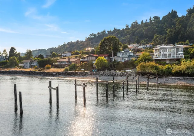 Photo 4 of Single family home for sale at 25764 Gold Beach Dr SW, Vashon, WA 98070 | MLS# NWM2562711 | Listing updated on 2026-09-30