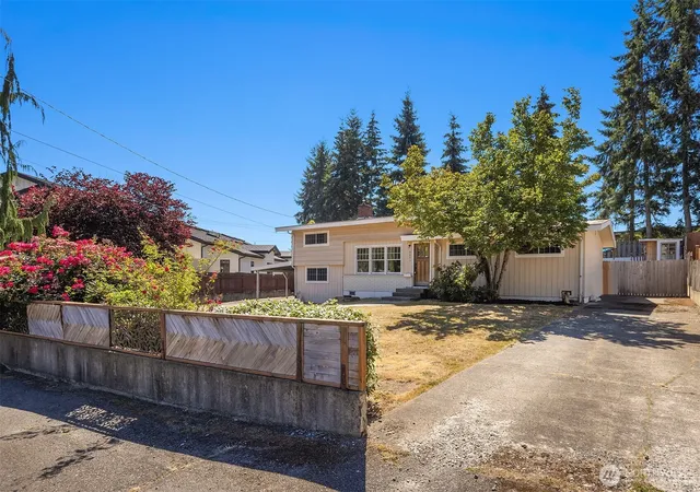 Photo 2 of Single family home for sale at 6024 Park Way, Lynnwood, WA 98036 | MLS# NWM2562783 | Listing updated on 2026-09-23