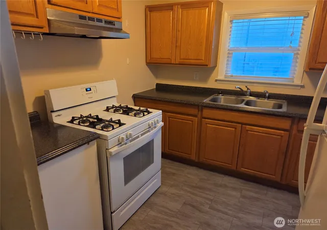 Photo 4 of Single family home for sale at 580 Sroufe St, Port Orchard, WA 98366 | MLS# NWM2562818 | Listing updated on 2026-09-23