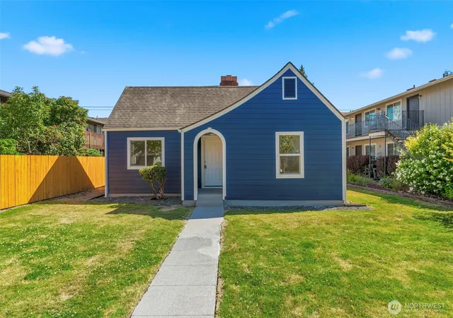Photo 2 of Single family home for sale at 3015 Dover St, Longview, WA 98632 | MLS# NWM2562848 | Listing updated on 2026-10-28