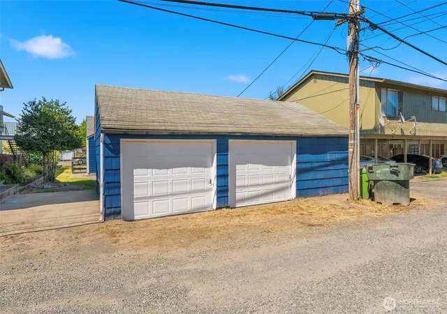Photo 3 of Single family home for sale at 3015 Dover St, Longview, WA 98632 | MLS# NWM2562848 | Listing updated on 2026-10-28