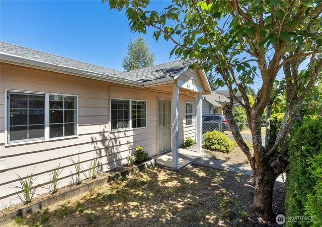 Photo 3 of Single family home for sale at 8528 S 121st Street, Seattle, WA 98178 | MLS# NWM2562851 | Listing updated on 2026-09-30