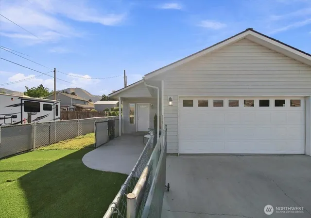 Photo 1 of Single family home for sale at 760 Sunset Ave, Wenatchee, WA 98801 | MLS# NWM2562857 | Listing updated on 2026-09-22