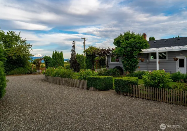 Photo 3 of Single family home for sale at 354 W Badger Rd, Lynden, WA 98264 | MLS# NWM2562892 | Listing updated on 2026-10-02
