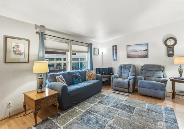 Photo 3 of Manufactured home for sale at 333 Franklin Pl, Longview, WA 98632 | MLS# NWM2562915 | Listing updated on 2026-10-01
