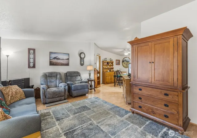 Photo 4 of Manufactured home for sale at 333 Franklin Pl, Longview, WA 98632 | MLS# NWM2562915 | Listing updated on 2026-10-01