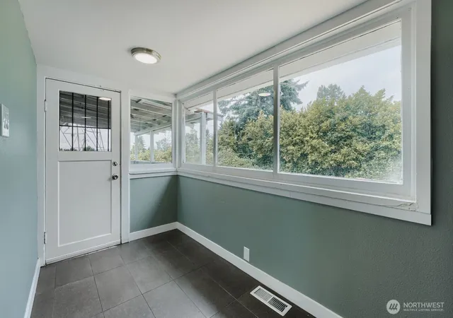 Photo 4 of Single family home for sale at 98178 S 5330 Creston St, Seattle, WA 98178 | MLS# NWM2562928 | Listing updated on 2026-09-23