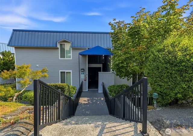 Photo 4 of Condo for sale at 924 Shorewood Dr #D39, Bremerton, WA 98312 | MLS# NWM2562982 | Listing updated on 2026-09-23