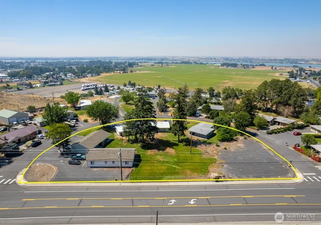 Photo 2 of Multi family home for sale at 4413 Circle Pl, Moses Lake, WA 98837 | MLS# NWM2563000 | Listing updated on 2026-09-23