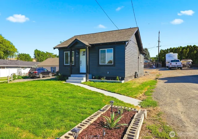 Photo 2 of Single family home for sale at 808 Fremont, Selah, WA 98942 | MLS# NWM2563072 | Listing updated on 2026-10-01