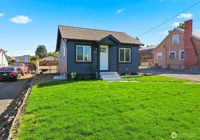 Photo 3 of Single family home for sale at 808 Fremont, Selah, WA 98942 | MLS# NWM2563072 | Listing updated on 2026-10-01