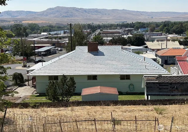 Photo 4 of Single family home for sale at 10 W Dewberry Ave, Omak, WA 98841 | MLS# NWM2563093 | Listing updated on 2026-09-23