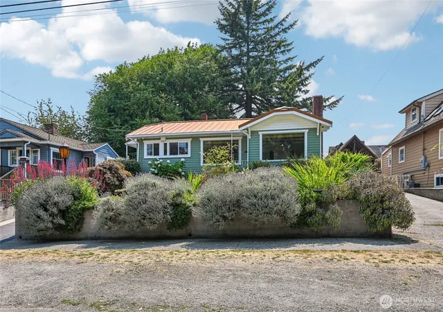 Photo 2 of Single family home for sale at 5017 Sw Grayson St, Seattle, WA 98116 | MLS# NWM2563110 | Listing updated on 2026-09-23