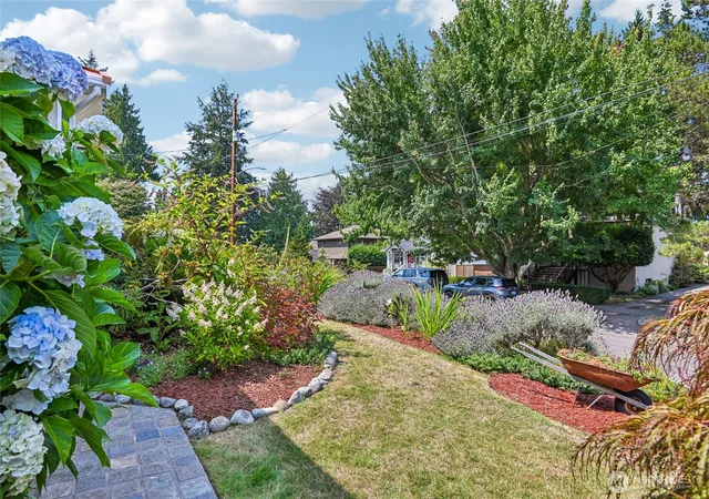 Photo 3 of Single family home for sale at 5017 Sw Grayson St, Seattle, WA 98116 | MLS# NWM2563110 | Listing updated on 2026-09-23