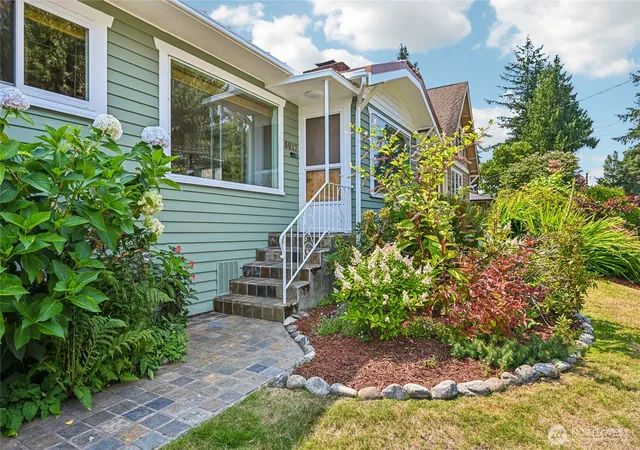 Photo 3 of Single family home for sale at 5017 SW Grayson St, Seattle, WA 98116 | MLS# NWM2563110 | Listing updated on 2026-09-23