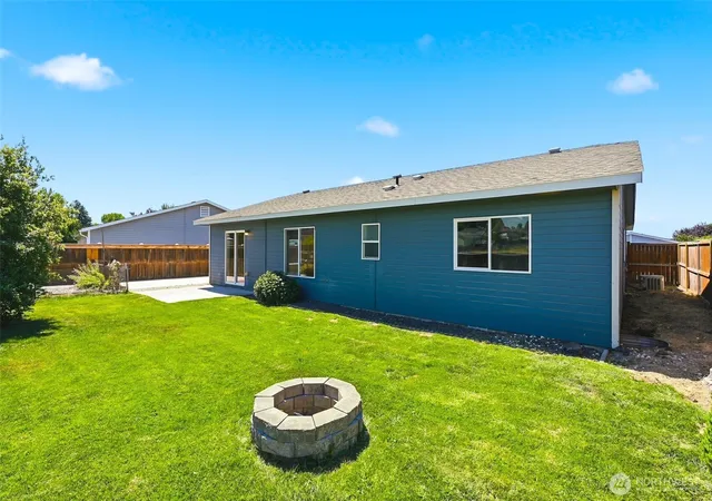 Photo 2 of Sale Pending at 127 Northstone Pkwy, Zillah, WA 98953 | MLS# NWM2563181 | Listing updated on 2026-10-12
