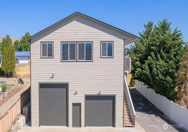 Photo 1 of Single family home for sale at 931 N Gale Ave, East Wenatchee, WA 98802 | MLS# NWM2563224 | Listing updated on 2026-10-02