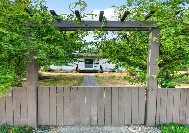 Photo 3 of Single family home for sale at 6802 S Ferdinand St, Tacoma, WA 98409 | MLS# NWM2563230 | Listing updated on 2026-09-29
