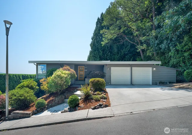 Photo 4 of Sale Pending at 4007 NE 161st Street, Lake Forest Park, WA 98155 | MLS# NWM2563276 | Listing updated on 2026-09-25