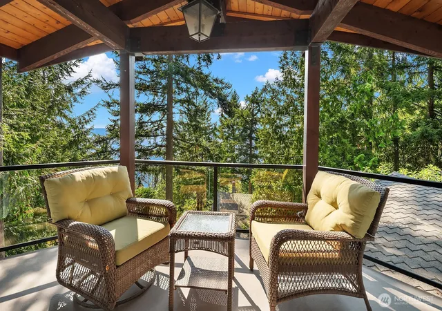 Photo 3 of Single family home for sale at 949 207th Avenue NE, Sammamish, WA 98074 | MLS# NWM2563453 | Listing updated on 2026-10-02