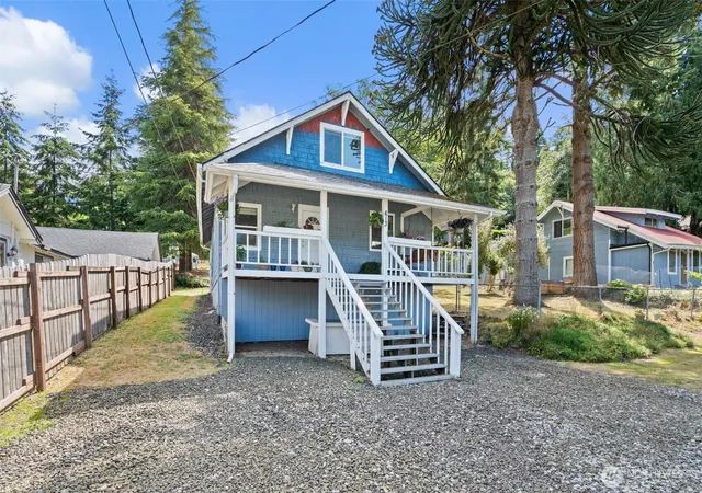 Photo 2 of Sale Pending at 613 Cherry St, Raymond, WA 98577 | MLS# NWM2563486 | Listing updated on 2026-09-25