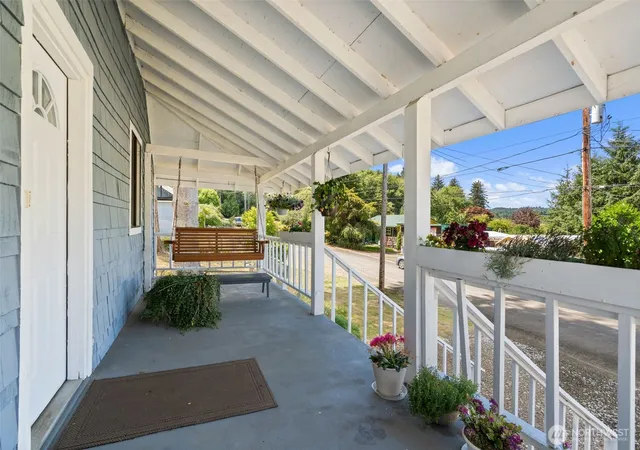 Photo 3 of Sale Pending at 613 Cherry St, Raymond, WA 98577 | MLS# NWM2563486 | Listing updated on 2026-09-25