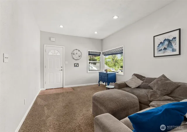 Photo 4 of Sale Pending at 613 Cherry St, Raymond, WA 98577 | MLS# NWM2563486 | Listing updated on 2026-09-25