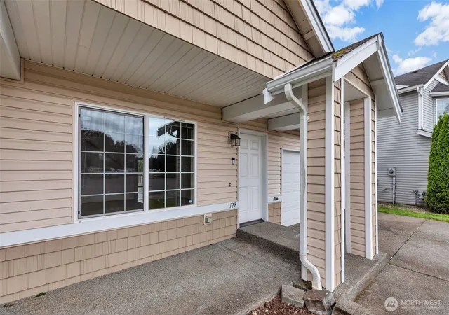 Photo 3 of Single family home for sale at 728 95th Court Se, Everett, WA 98208 | MLS# NWM2563534 | Listing updated on 2026-09-23