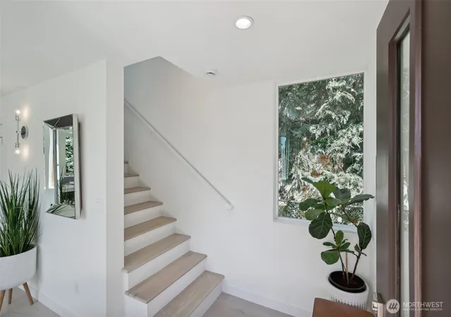 Photo 4 of Townhouse for sale at 404 N 127th Street, Seattle, WA 98133 | MLS# NWM2563576 | Listing updated on 2026-10-01