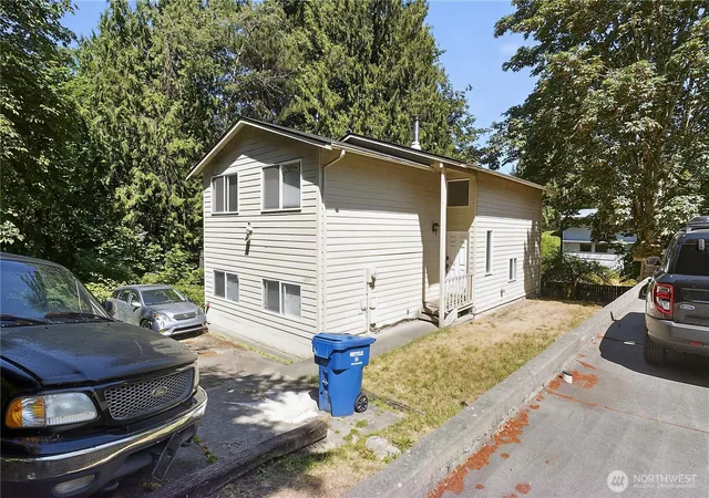 Photo 2 of Single family home for sale at 10616 Roosevelt Way Ne, Seattle, WA 98125 | MLS# NWM2563703 | Listing updated on 2026-09-23