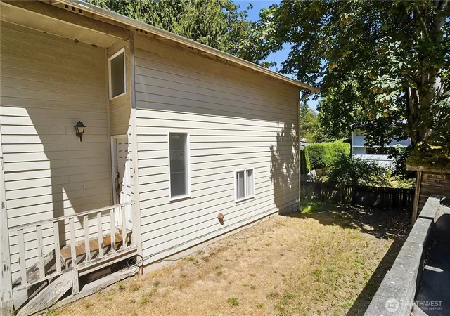 Photo 4 of Single family home for sale at 10616 Roosevelt Way NE, Seattle, WA 98125 | MLS# NWM2563703 | Listing updated on 2026-09-23