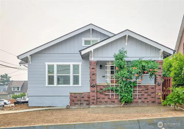 Photo 1 of Single family home for sale at 423 Kittitas St, Wenatchee, WA 98801 | MLS# NWM2563724 | Listing updated on 2026-09-29