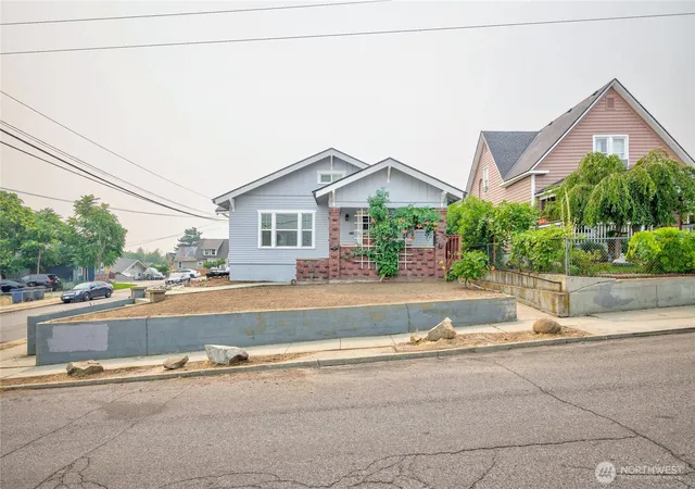 Photo 2 of Single family home for sale at 423 Kittitas St, Wenatchee, WA 98801 | MLS# NWM2563724 | Listing updated on 2026-09-29