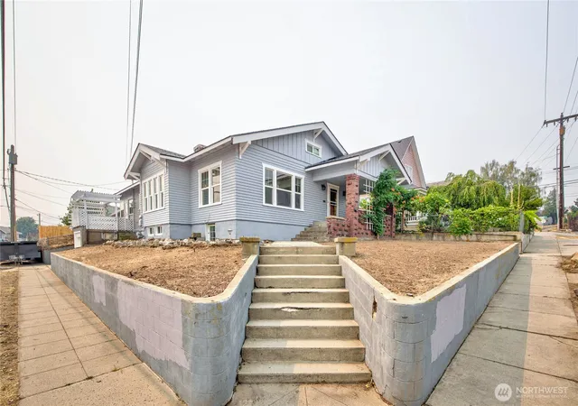 Photo 3 of Single family home for sale at 423 Kittitas St, Wenatchee, WA 98801 | MLS# NWM2563724 | Listing updated on 2026-09-29
