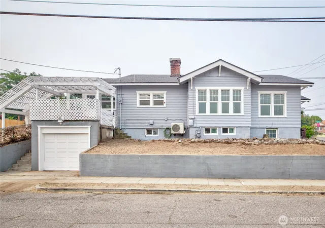 Photo 3 of Single family home for sale at 423 Kittitas St, Wenatchee, WA 98801 | MLS# NWM2563724 | Listing updated on 2026-09-29