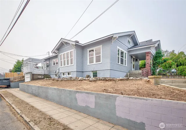Photo 4 of Single family home for sale at 423 Kittitas St, Wenatchee, WA 98801 | MLS# NWM2563724 | Listing updated on 2026-09-29