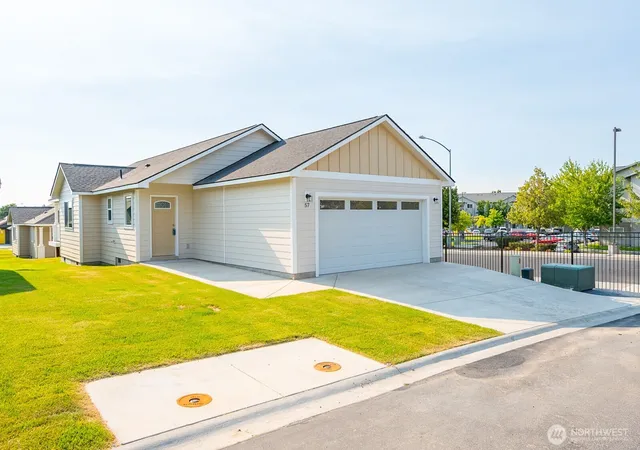 Photo 3 of Single family home for sale at 123 E 9th Avenue #58, Moses Lake, WA 98837 | MLS# NWM2563736 | Listing updated on 2026-09-23