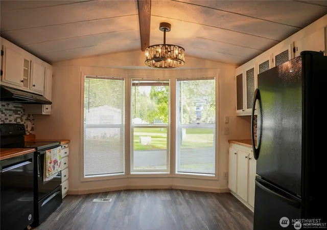Photo 4 of Manufactured home for sale at 4672 Birch Bay Lynden Rd #61, Blaine, WA 98230 | MLS# NWM2563748 | Listing updated on 2026-09-23