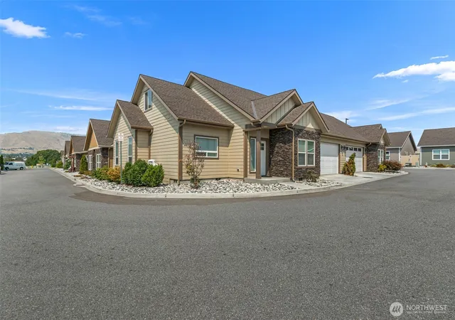 Photo 1 of Single family home for sale at 211 Solomon Loop Nw, East Wenatchee, WA 98802 | MLS# NWM2563752 | Listing updated on 2026-09-26