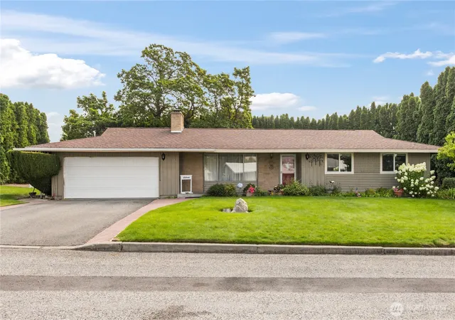 Single family home for sale at 903 Selkirk Pl, Brewster, WA 98812 | MLS# NWM2563753