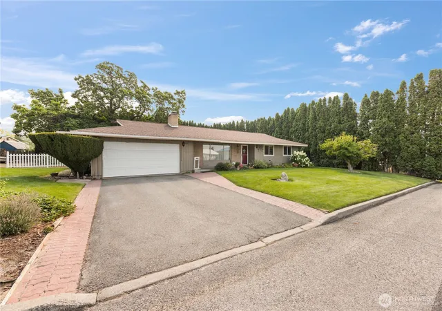 Photo 2 of Single family home for sale at 903 Selkirk Pl, Brewster, WA 98812 | MLS# NWM2563753 | Listing updated on 2026-09-23