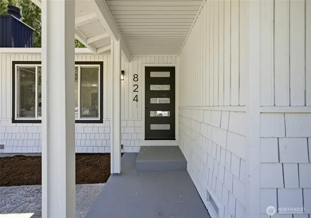 Photo 3 of Single family home for sale at 824 116th Street SW, Everett, WA 98204 | MLS# NWM2563768 | Listing updated on 2026-09-23