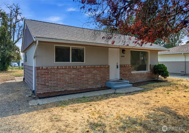 Photo 3 of Single family home for sale at 4613 S 125th Street, Tukwila, WA 98178 | MLS# NWM2563791 | Listing updated on 2026-09-23