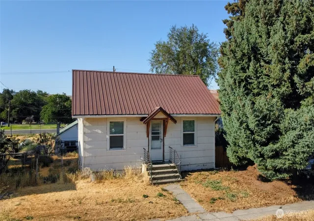 Photo 1 of Single family home for sale at 112 E Lind St, Lind, WA 99341 | MLS# NWM2563874 | Listing updated on 2026-09-22