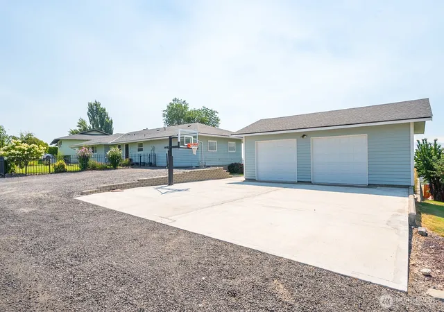 Photo 3 of Single family home for sale at 225 NE Widmer Dr, Royal City, WA 99357 | MLS# NWM2563890 | Listing updated on 2026-08-22